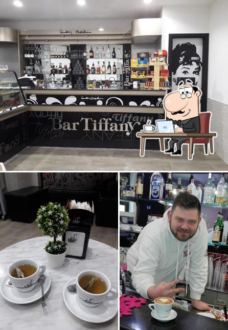 La foto della interni e cibo di Bar Tiffany