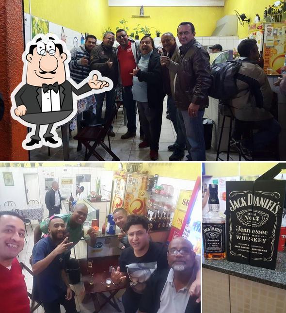 Entre diferentes coisas, interior e cerveja podem ser encontrados no Bar & Restaurante Canadá