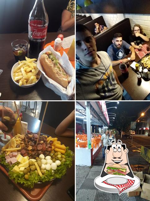 Coma um sanduíche no Free Way Lanches