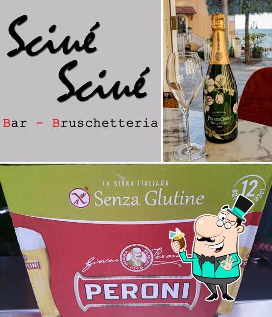 Prova un drink o cocktail alcolico dal menu