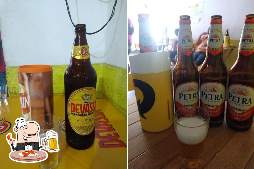 Desfute uma tulipa de cerveja leve ou escura