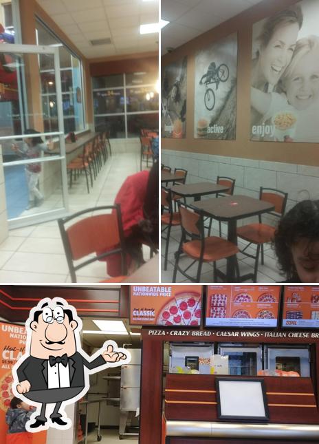 L'intérieur de Little Caesars Pizza