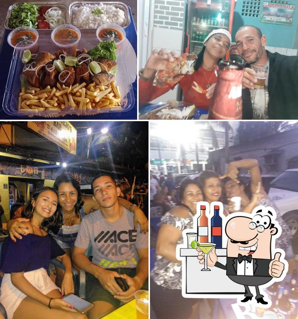 O Quintal do Caranguejo Pendotiba Luana Ricardo se destaca pelo balcão de bar e comida
