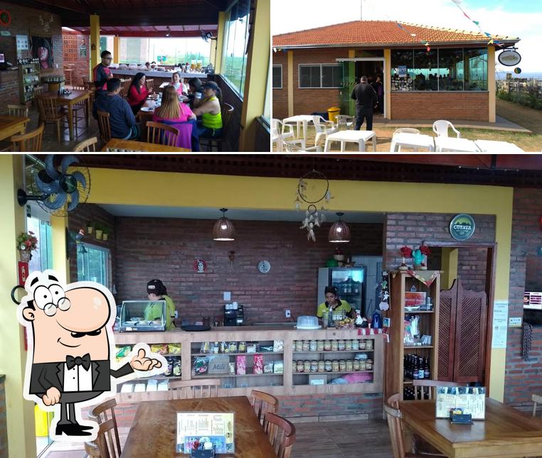 Sente em uma das mesas no Espaço Pedra do Indio - café & food