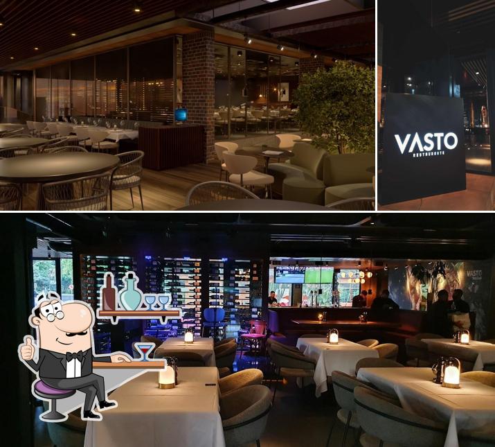 Sente em uma das mesas no Vasto Restaurante 108 Sul: Parrilla, Sushi, Carnes, Vinho, Chopp, Delivery DF