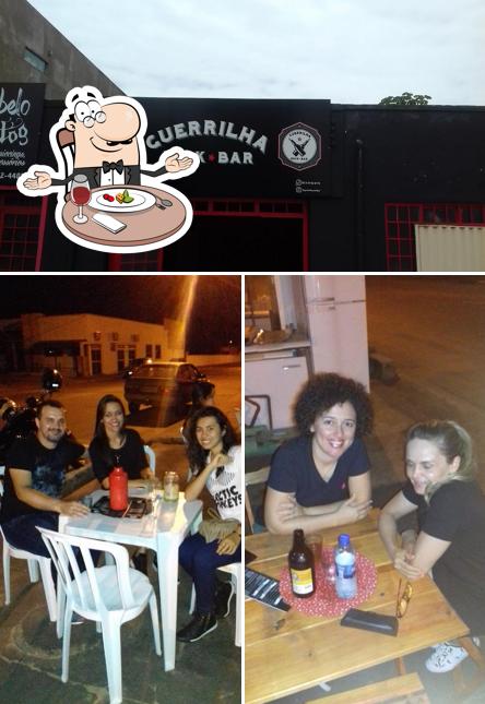 A imagem da mesa de jantar e exterior no Guerrilha Rock Bar