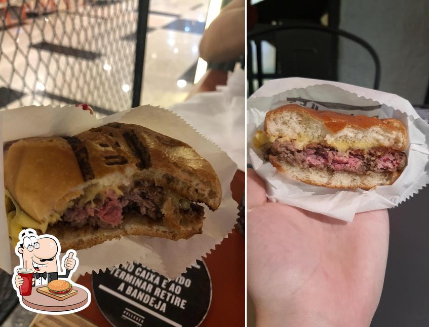 Deguste um dos hambúrgueres oferecidos no Hamburgueria Bullguer