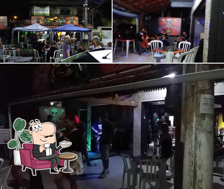 O interior do Skull Beer Bar