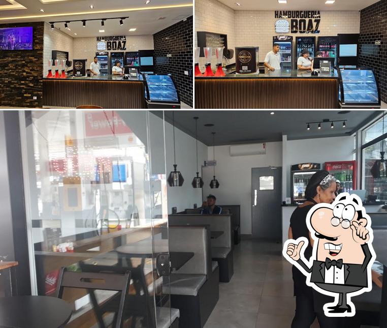 Veja imagens do interior do Hamburgueria Boaz