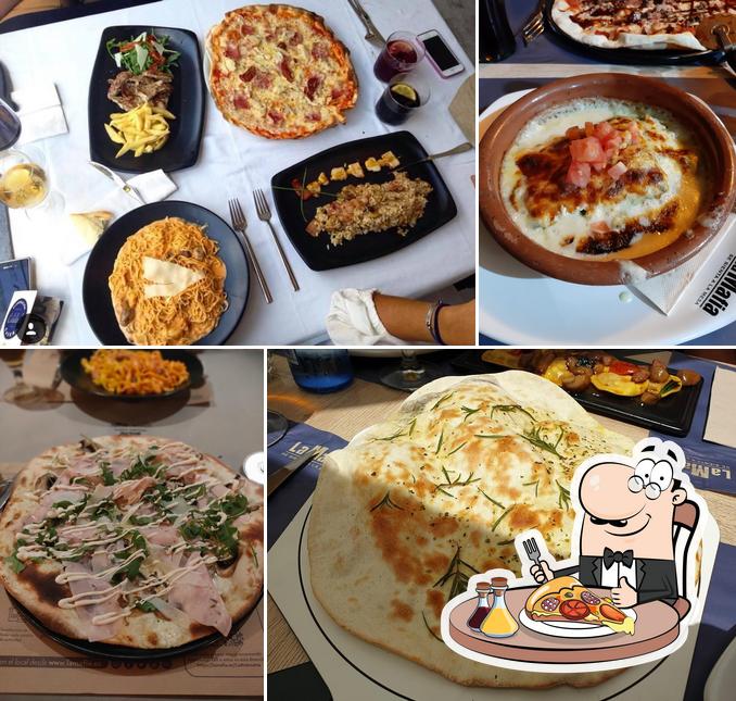 Order pizza at La Mafia se sienta a la mesa