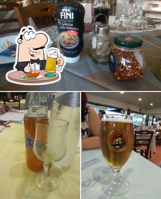 Puoi ordinare un rinfrescante bicchiere di birra chiara o scura