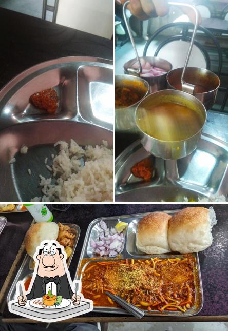 Food at Rajasthan Vadapav Stall Khopoli