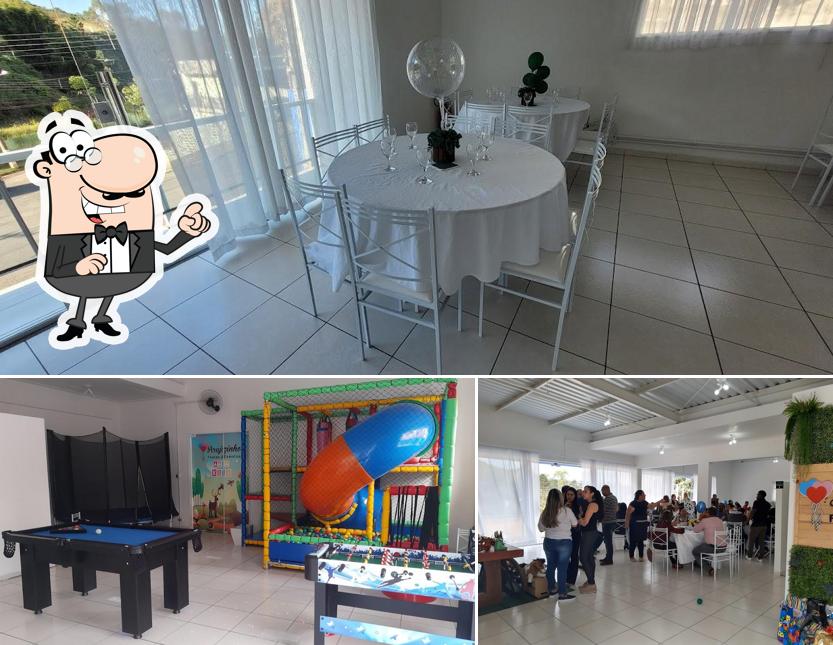 Sente em uma das mesas no Arujazinho Festas e Eventos