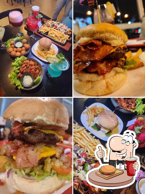 Delicie-se com um hambúrguer no BURGER80's PUB