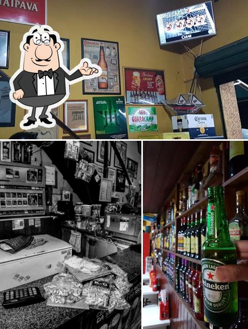 Entre diversos coisas, interior e cerveja podem ser encontrados no Aurelio's Bar