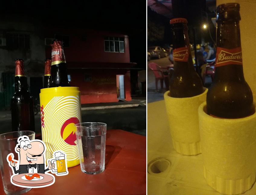 Desfute um copo de cerveja leve ou escura