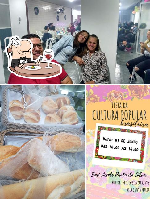 Confira a foto mostrando comida e interior a Panificadora Ana Lúcia