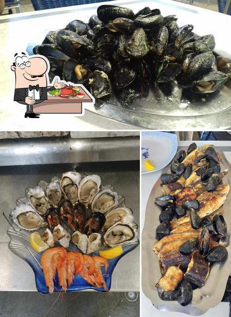 Prenez de nombreux repas à base de fruits de mer servis par La Cabane Du Pechêur