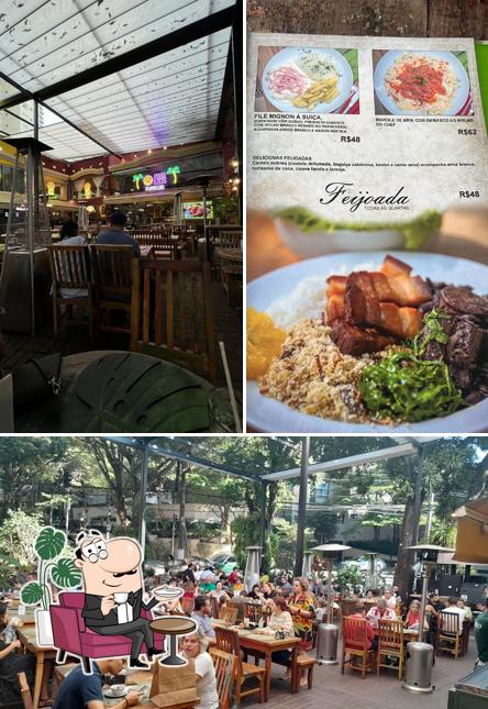 Sente em uma das mesas no Vilarejo Klabin Espaço Gastronômico