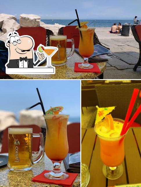 Goditi un drink dal menu