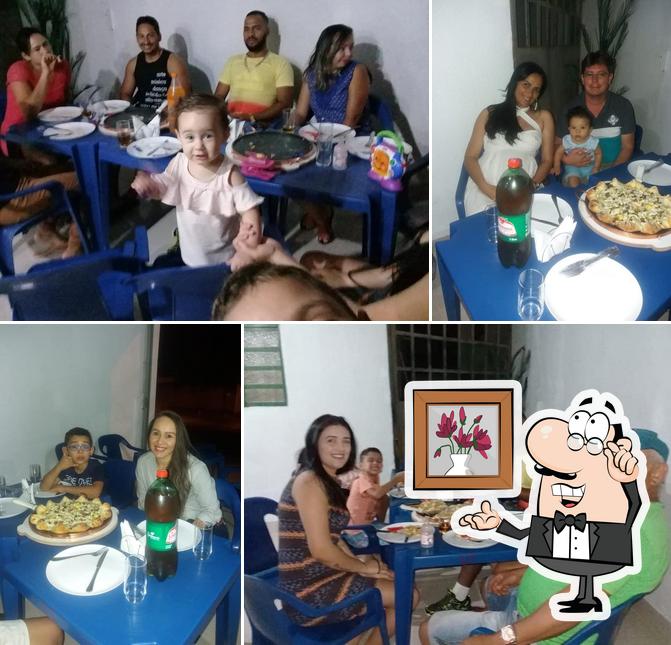 O interior do Revolution Pizza e Burguer Artesanal