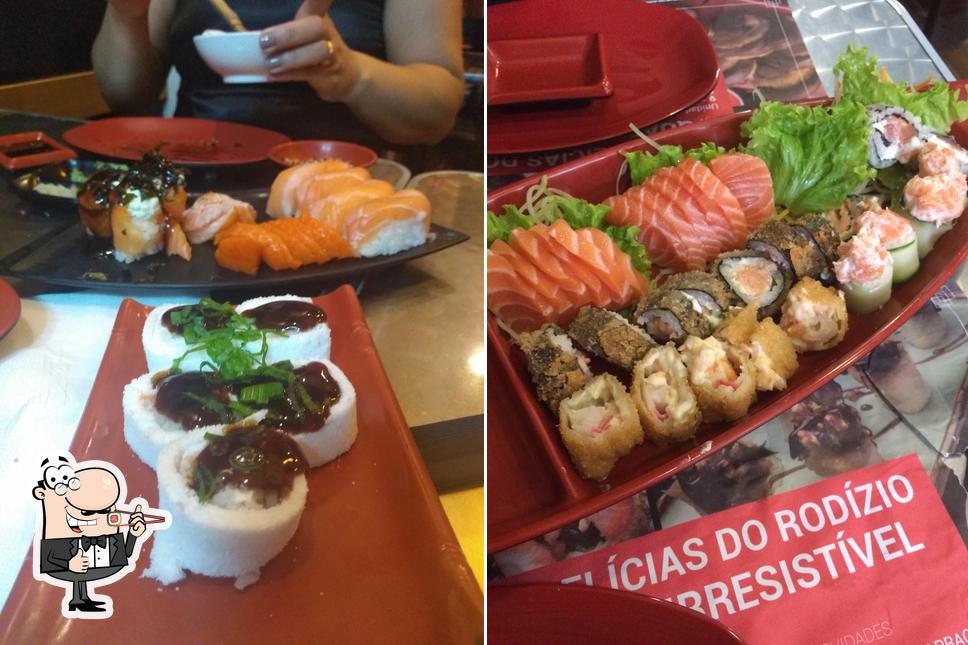 Rolos de sushi são disponibilizados no Sushi da Praça