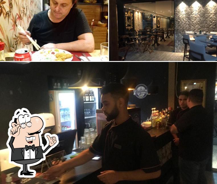 Sente em uma das mesas no Hay Sushi Itapema