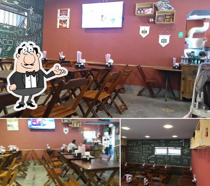 Sente em uma das mesas no Fifty Café