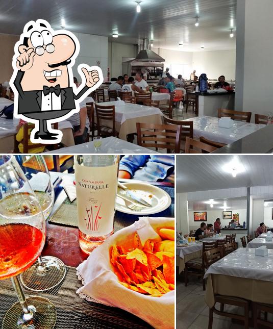 Esta é a imagem mostrando interior e mesa de jantar no Empório Gourmet