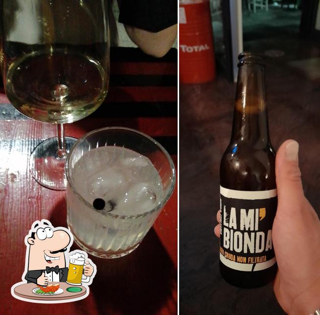 Puoi prenderti un rinfrescante bicchiere di birra chiara o scura