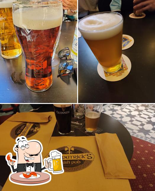 Puoi ordinare un rinfrescante bicchiere di birra chiara o scura