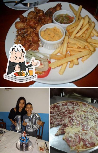 Dê uma olhada a imagem mostrando comida e mesa de jantar a La Nostra Pizzaria