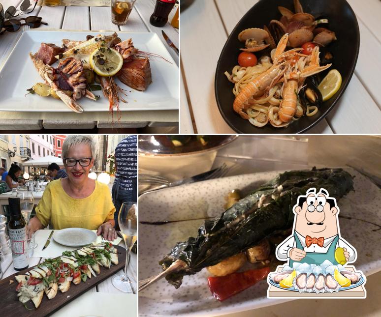 Order seafood at Restaurant "Piazza Nove"