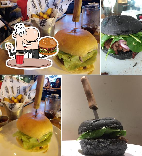 Consiga um hambúrguer no The Fives - Burger and Steak
