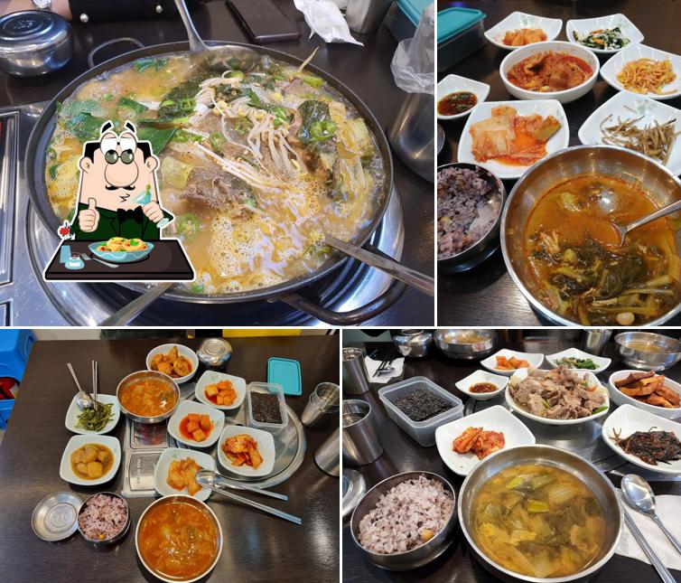Comida en Baekban Gamjatang
