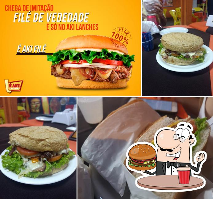 Delicie-se com um hambúrguer no Éaki Lanches