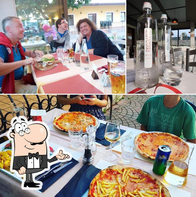 Dai un'occhiata agli interni di Pizzeria Karis