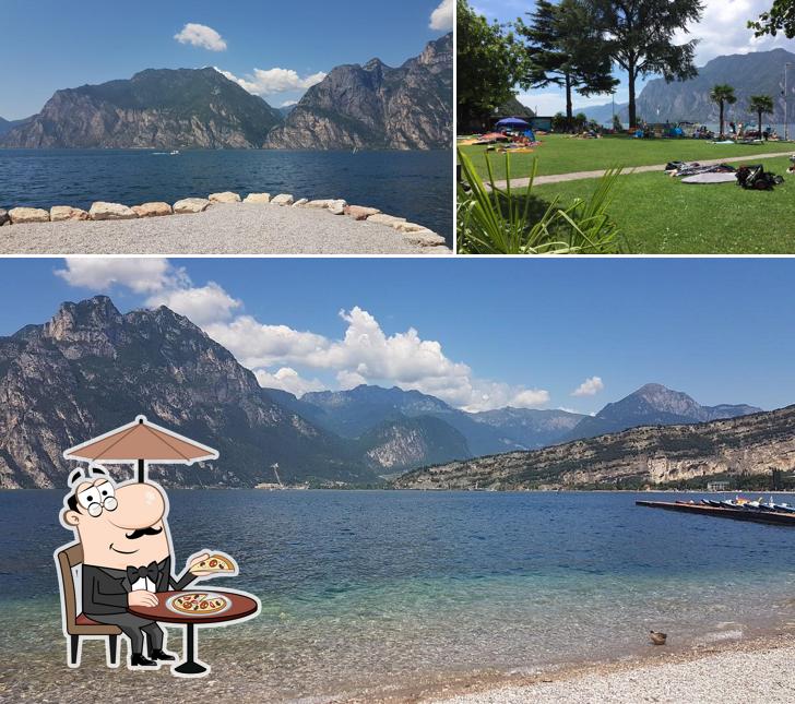 Goditi la vista dall'area esterna di Beach Bar Conca d'Oro