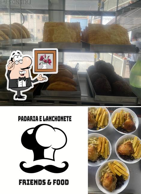 O interior do FRIENDS & FOOD