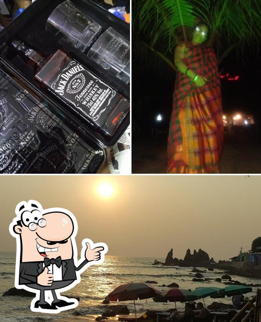 Look at the photo of Cocoloco Club