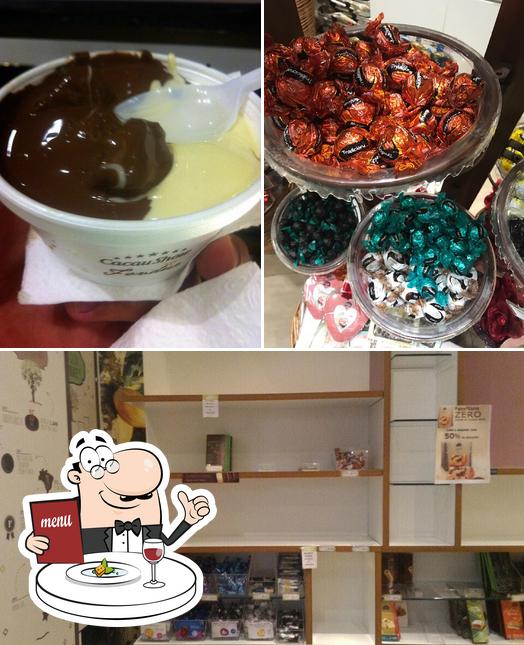 Confira a imagem mostrando comida e interior no Cacau Show - Chocolates