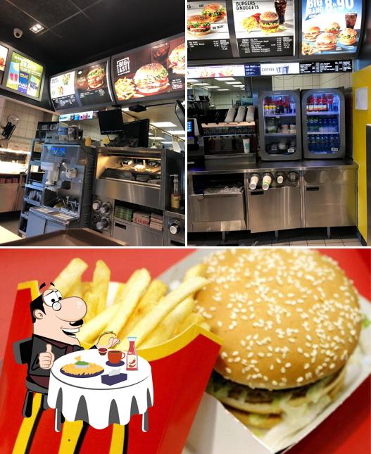 Ordina un hamburger a McDonald's Restaurant
