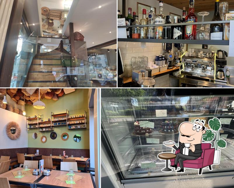 Siediti a un tavolo di California Bakery