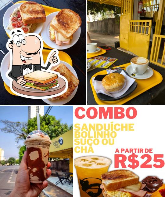 Sanduíches de queijo grelhado em Gatos de Rua Café