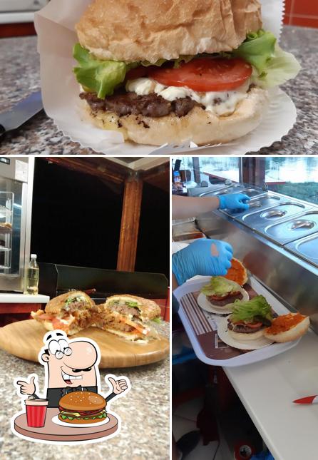 Ordina un hamburger a Pizza & Burger Bar Obelix