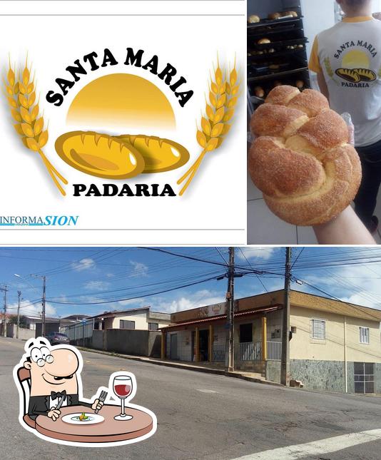 Esta é a imagem mostrando comida e exterior a Padaria Santa Maria