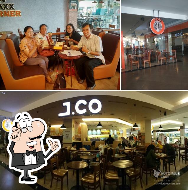 Посмотрите на внутренний интерьер "J.CO Donuts & Coffee Grage City Mall Cirebon"