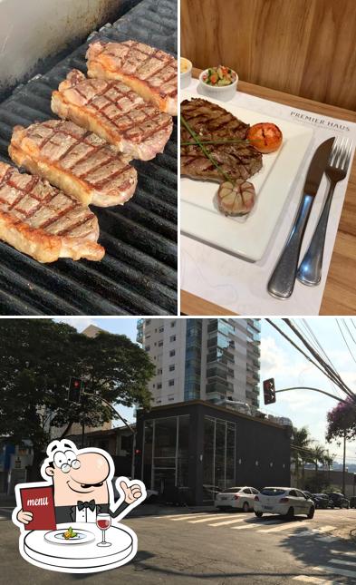 Confira a imagem mostrando comida e exterior no Premier Haus