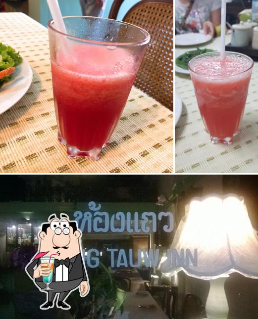 Observa las imágenes donde puedes ver bebida y comida en Hong Tauw Inn