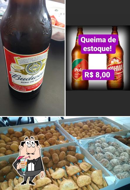 Entre diversos coisas, bebida e comida podem ser encontrados no Padaria e Lancheria do Zé